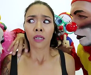 Cheeky und Verrückt Tätowierte Dame, die gleichzeitig mit drei Clowns gefickt wird.