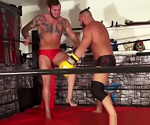 Abdominal beatdown! cocky xander ødelagt af pro wrestler på mdw preview