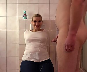 Klledd Kvinne Naken Mannlig-Erspritzt Under Pisst Mir Nackt Auf Die Klamotten