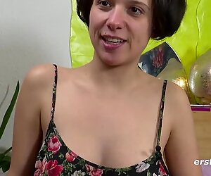 Bambina sexy con tette vivace strofina pelosa cespuglio