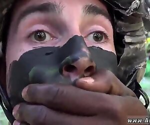 Soldato russo scopa ragazzi gallerie gay che prendono le reclute sul loro