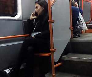Seksi olgun (orta yaşli kadin) siyahi külotlu çorap geç tramvayda