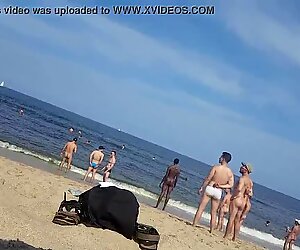 Desnudos en la playa chicos