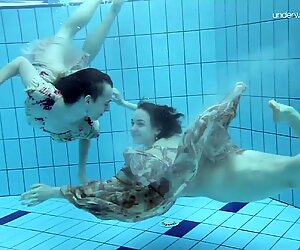 آنا NetRebko و Lada Poleshuk تحت ماء Lesbos
