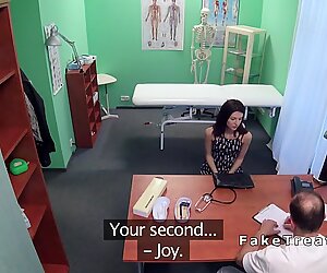 Doktor äter och knullar HÅRIG cunt patient
