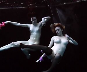 Под водата Горещо Момичет Плуване Голи