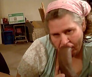 Баба смучене пенис