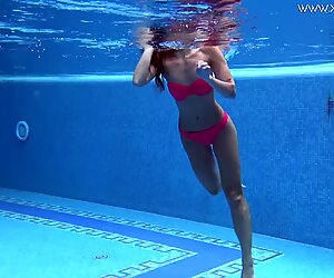 Tiffany tatum mastubates su sexy peludas coño por la piscina