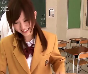 Giapponese Cutie Arraparato per un cazzo enoforma dopo la scuola